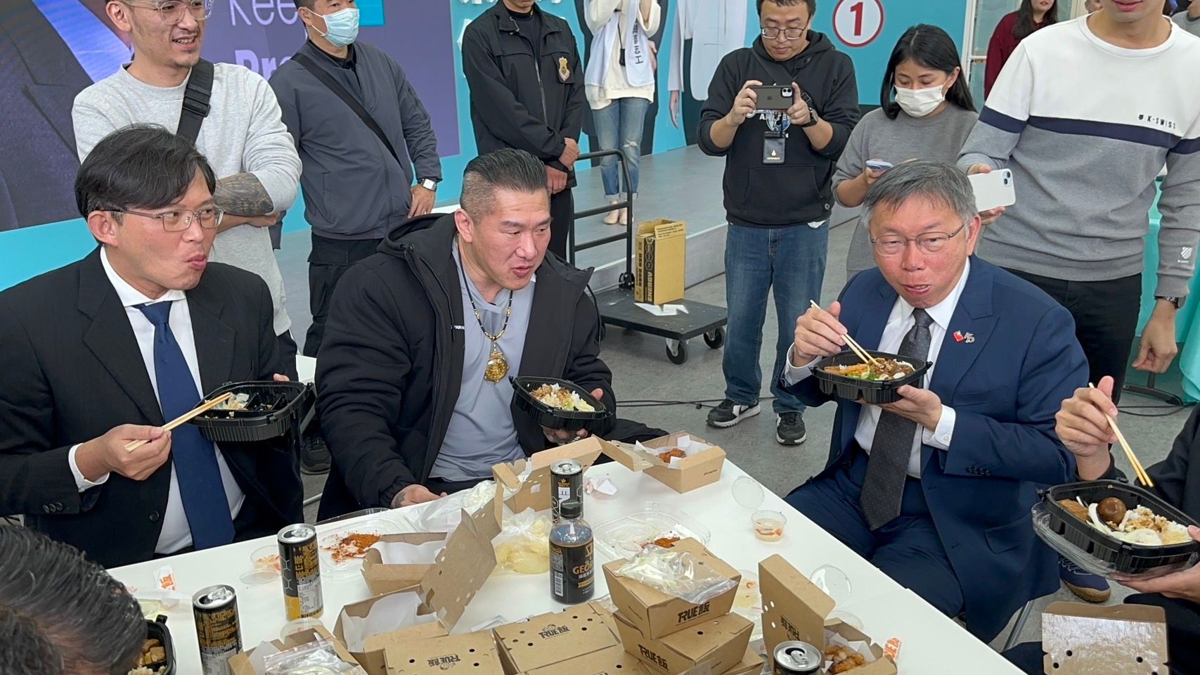 20231218-網紅「館長」陳之漢現身柯文哲競選總部送便當，並與黃國昌、柯文哲、競選總幹事黃珊珊等人一同吃午餐。（羅立邦攝）