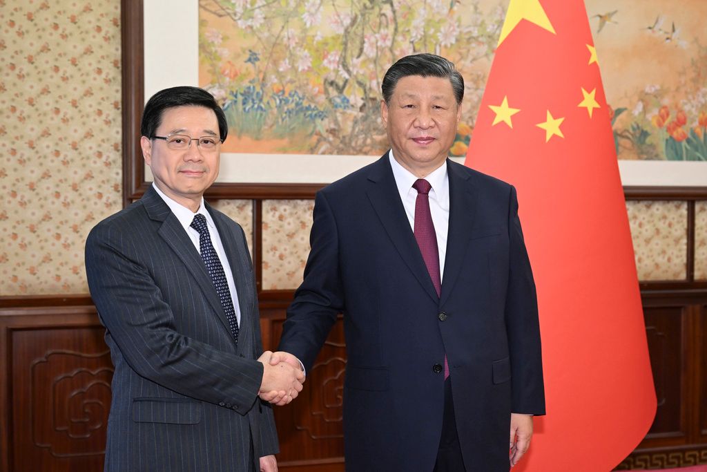 2023年12月18日，中國國家主席習近平（右）在北京與來訪的香港行政長官李家超會面。（美聯社）