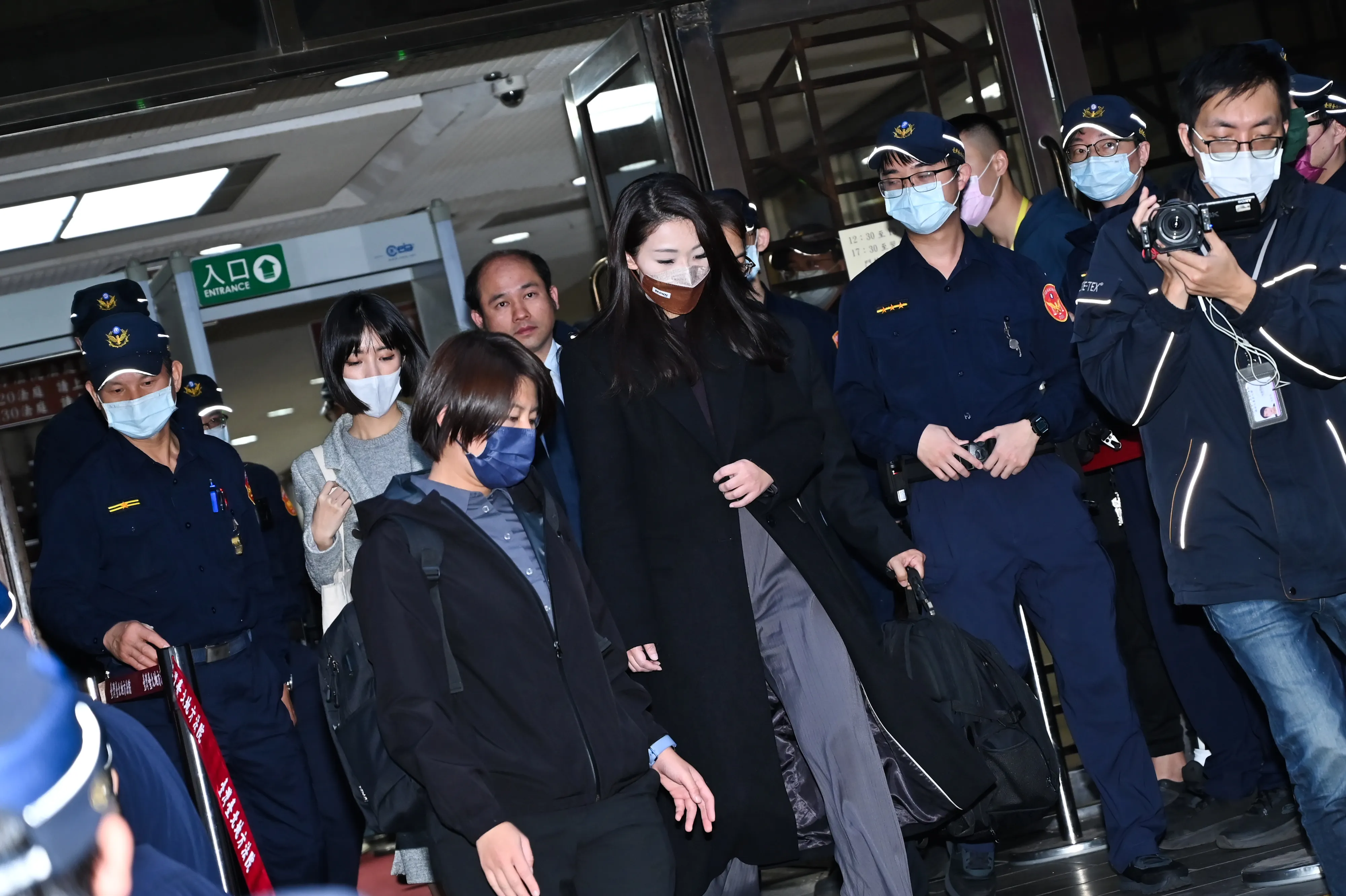 20231227-新竹市長高虹安27日赴台北地方法院出席被控貪污案開庭。（陳昱凱攝）