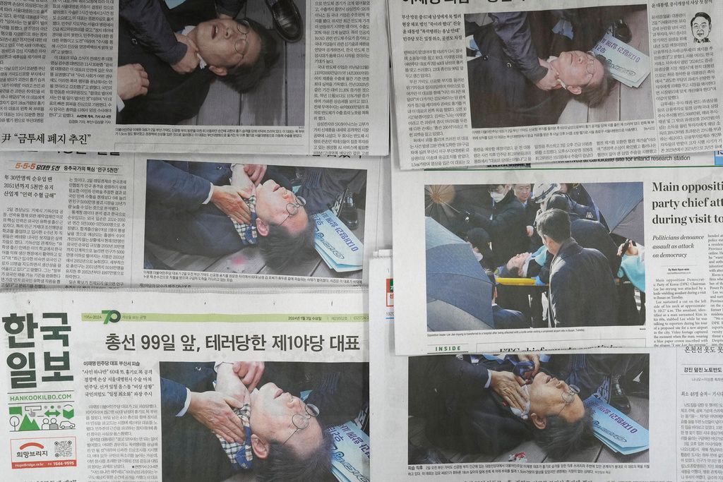 2024年1月2日，南韓反對黨領袖共同民主黨黨魁李在明遇襲，2024年1月3日南韓各大新聞報紙頭條皆報導了這一重大事件。（AP）