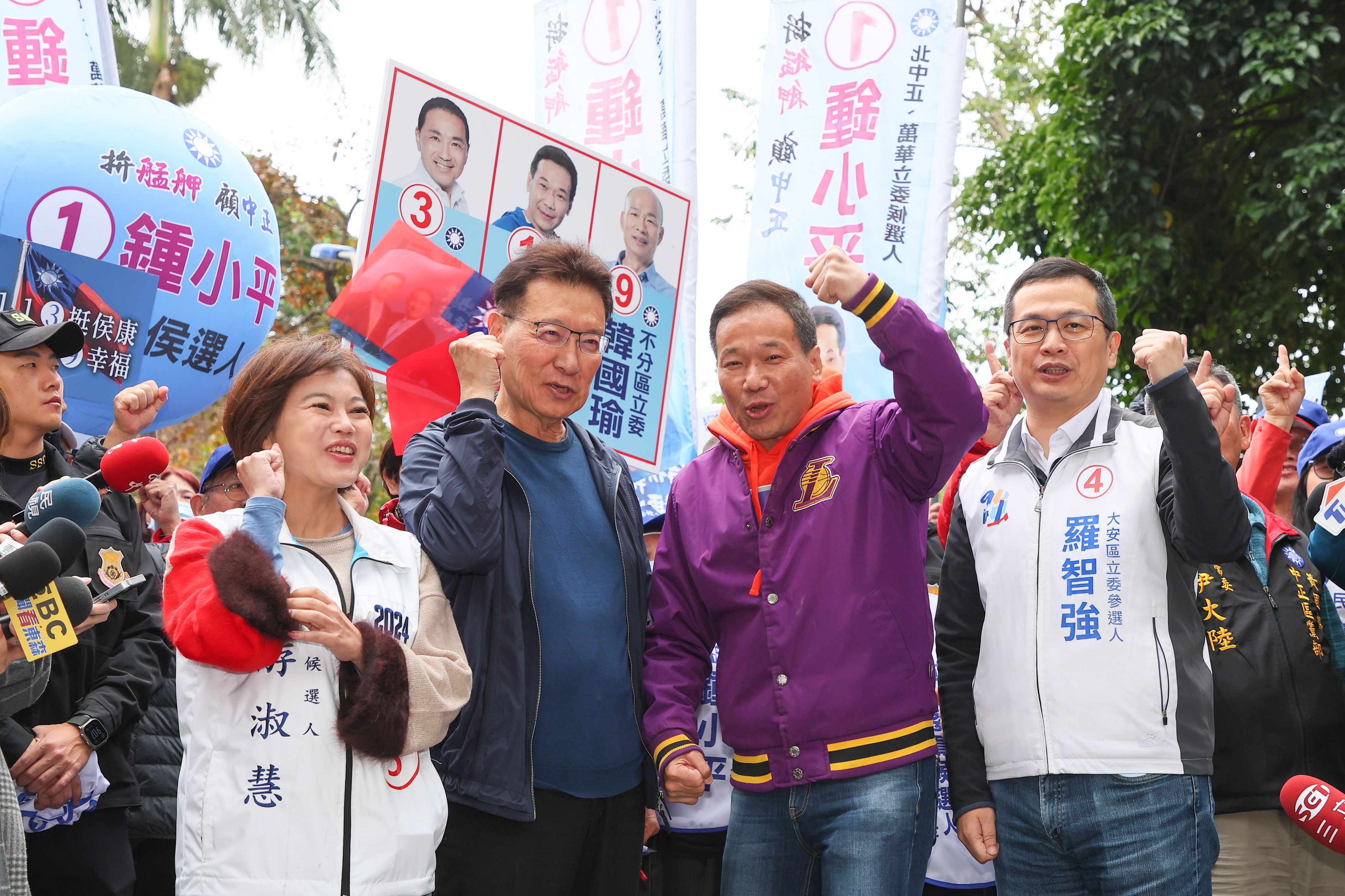 20240104-國民黨副總統候選人趙少康（左二）4日陪同國民黨台北市立委候選人鍾小平（右二）、羅智強（右一）、游淑慧（左一）至國興市場拜票。（顏麟宇攝）
