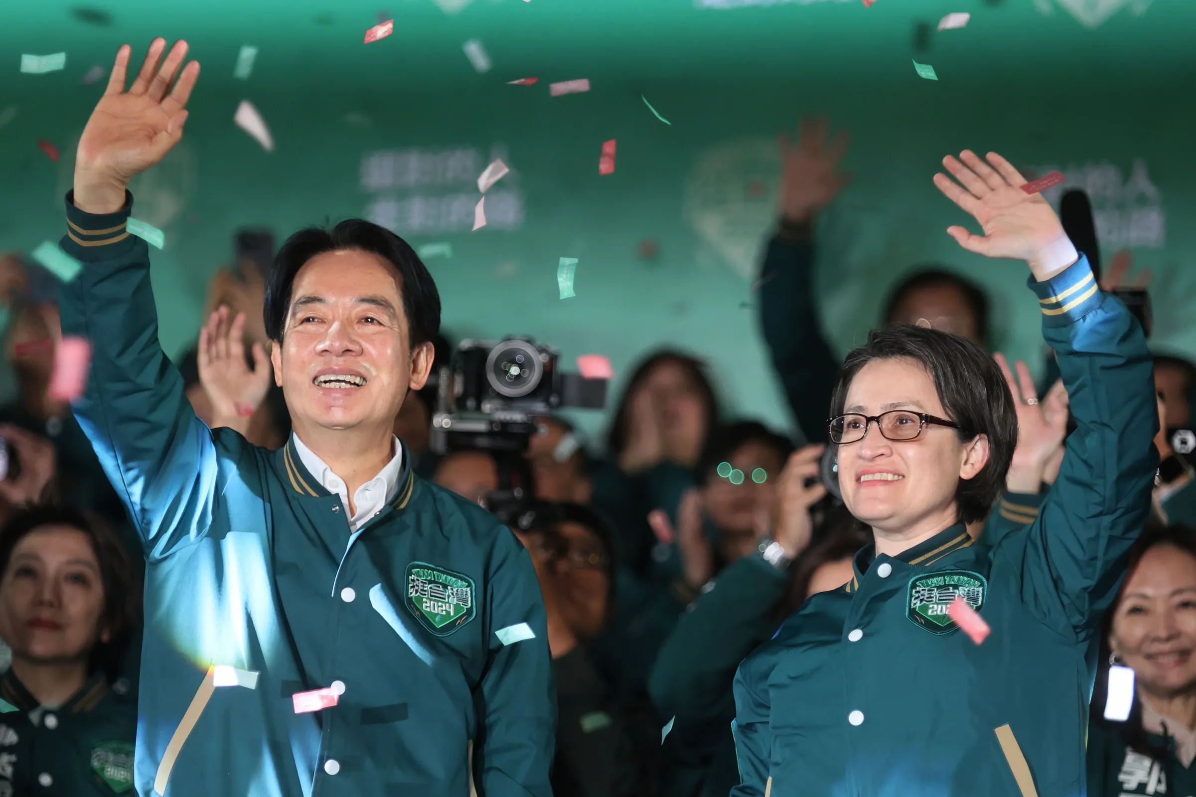 2024年の選挙勝利後、支持者に手を振る頼清徳氏（左）と蕭美琴氏（右）。（資料写真、柯承恵撮影）