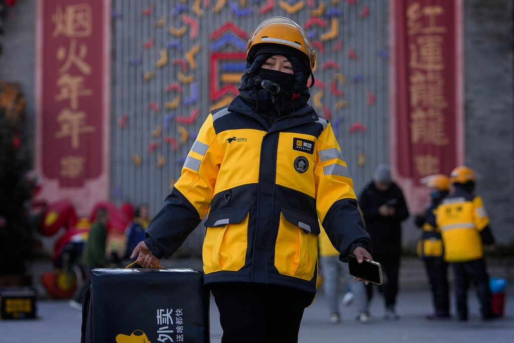 2024年1月5日，美團的北京外送員正準備送餐。（美聯社）