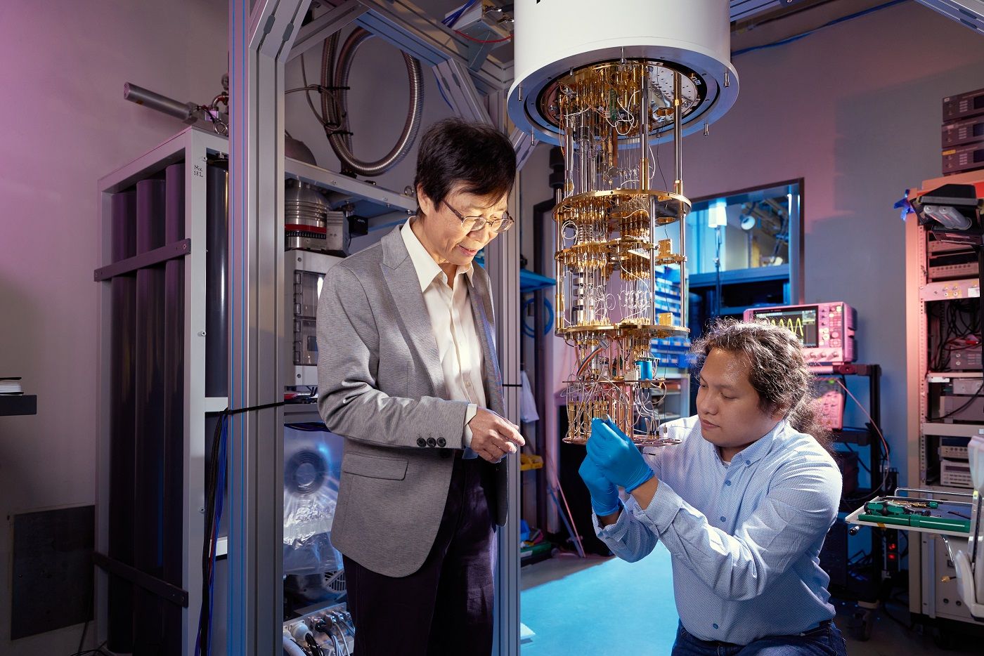 中研院陳啟東特聘研究員於量子電腦實驗室（圖/中研院）