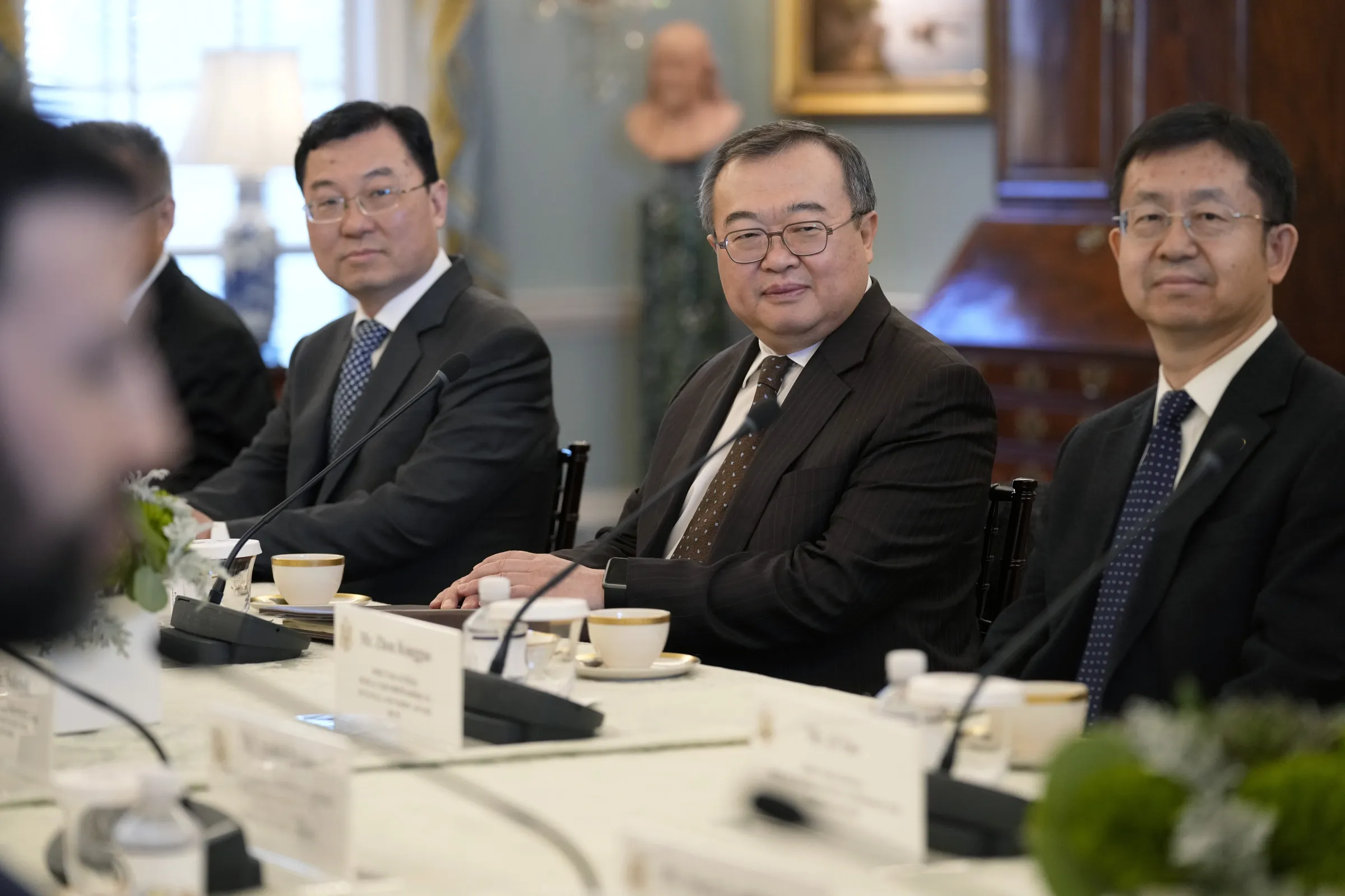 2024年1月12日，訪美的中共中央對外聯絡部（中聯部）部長劉建超（中）與美國國務卿布林肯會面。（美聯社）