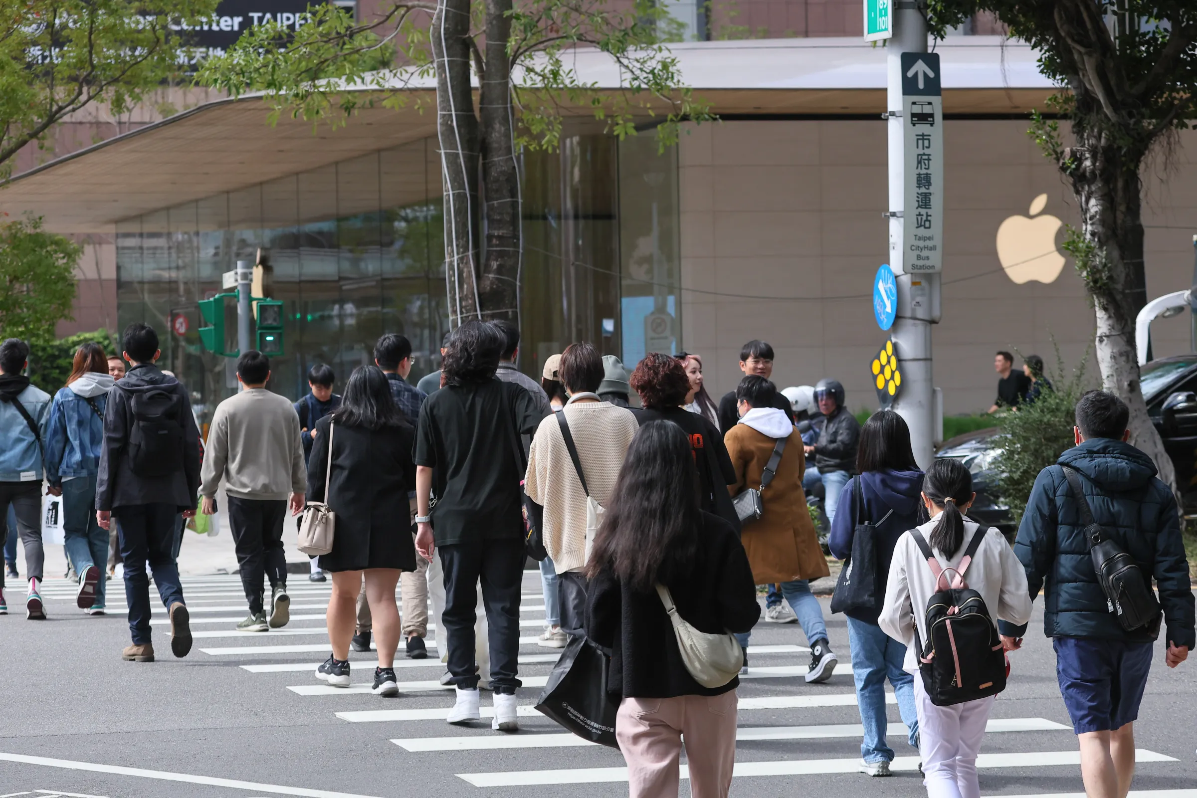 20240204-普惠金融專題配圖，蘋果門市，大學生，行人過斑馬線。（顏麟宇攝）