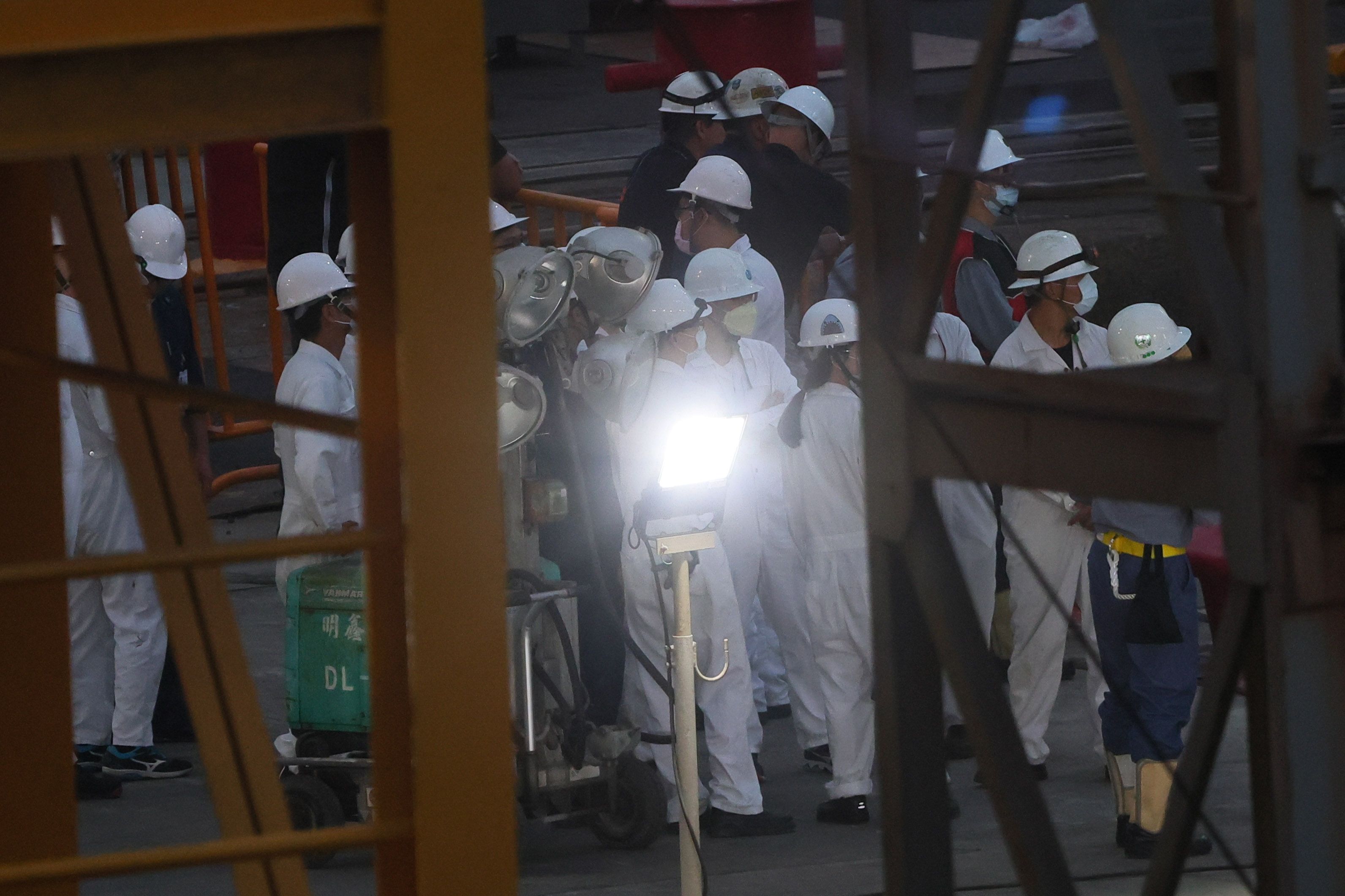 20240226 - 海鯤号潜水艦が26日、海昌工場から中信8号浮ドックへ移動した。写真は現場で視察していたと思われる256戦隊のメンバー。（撮影・顔麟宇氏）