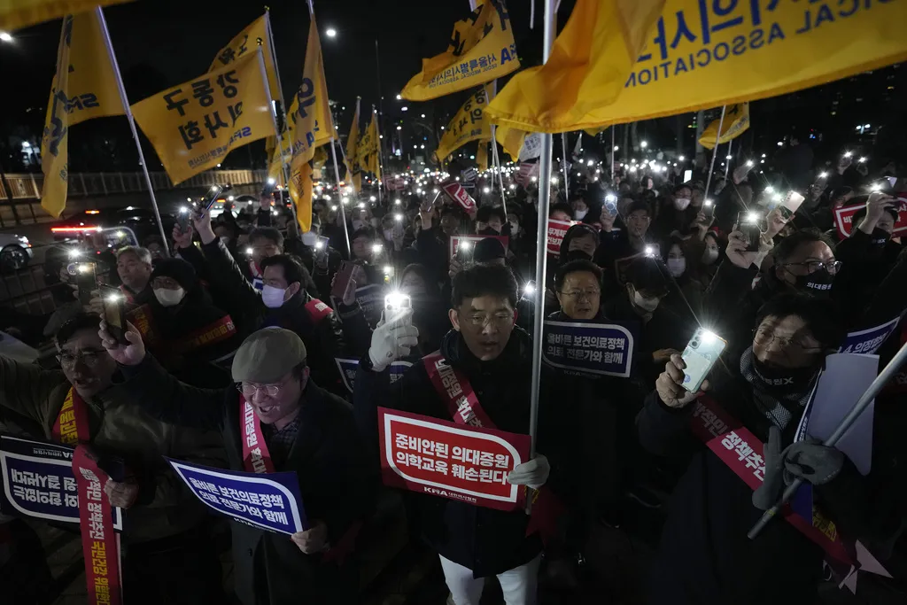 南韓實習醫師、住院醫師2月20日起集體罷工辭職，以抗議政府推行的醫學院生擴招政策。（AP）