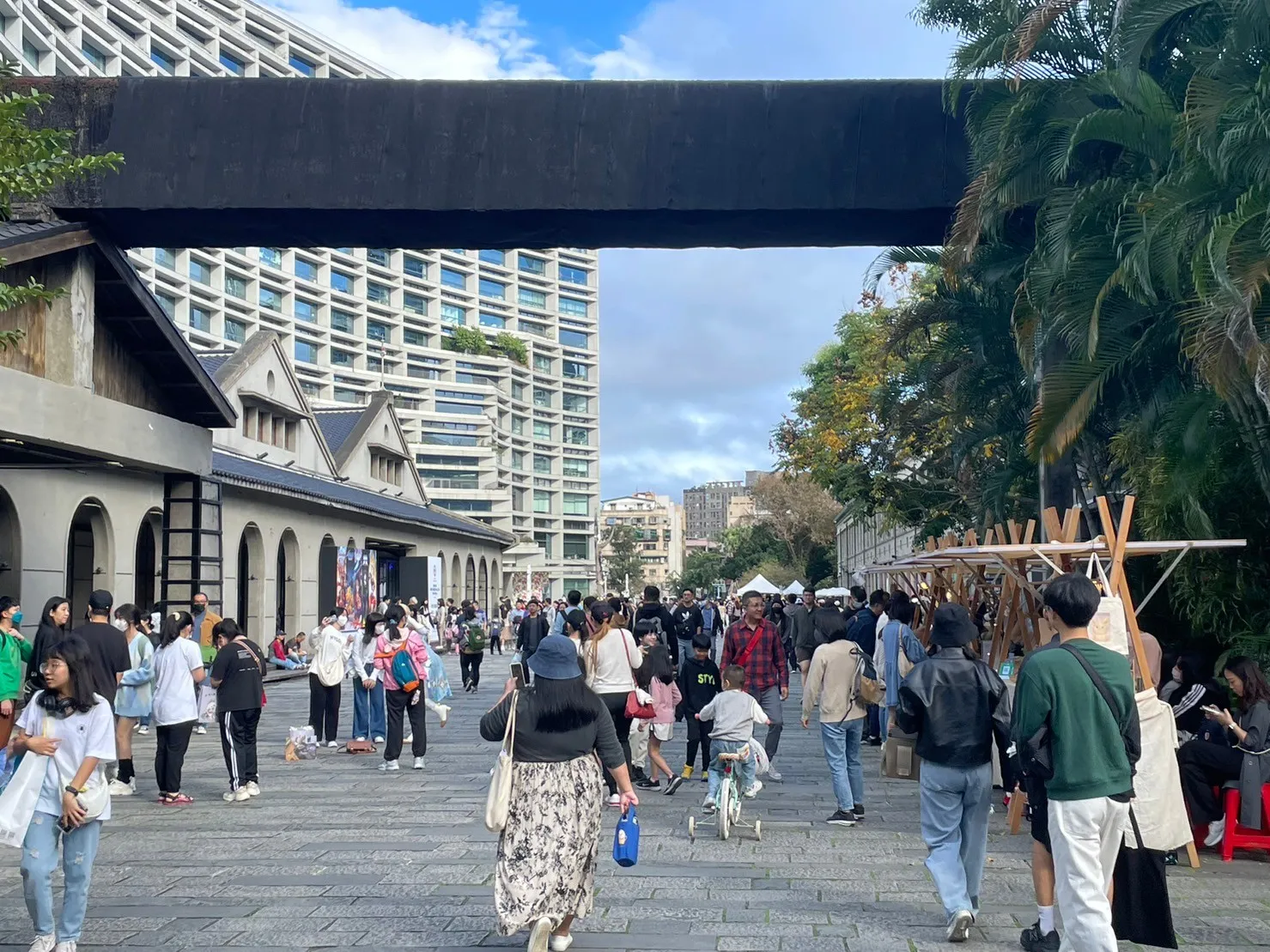 松山文創園區週末文創大街活動逛市集人潮。（圖／松山文創園區提供）