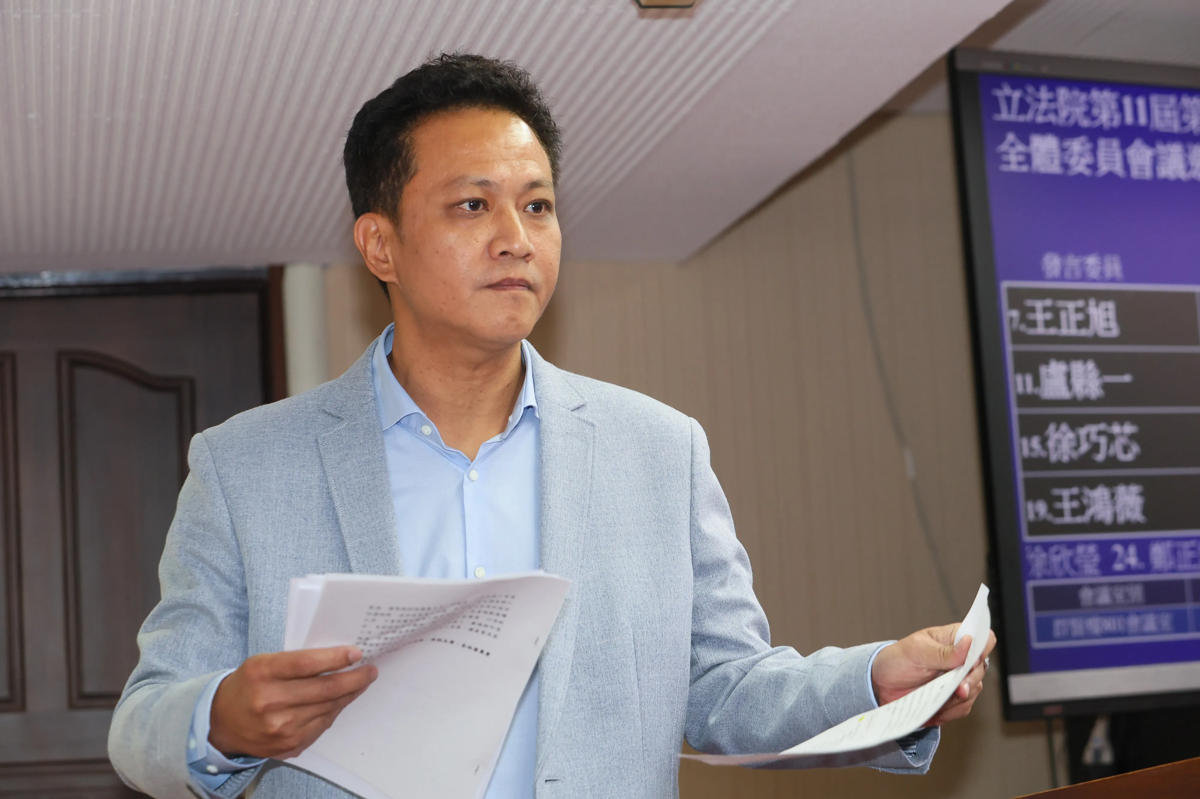 20240306-國民黨立委邱鎮軍6日於衛環委員會針對「我國開放印度移工對本國勞工就業市場之衝擊」專題報告質詢。（顏麟宇攝）