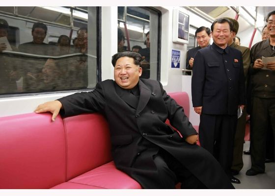 金正恩視察地鐵建設。