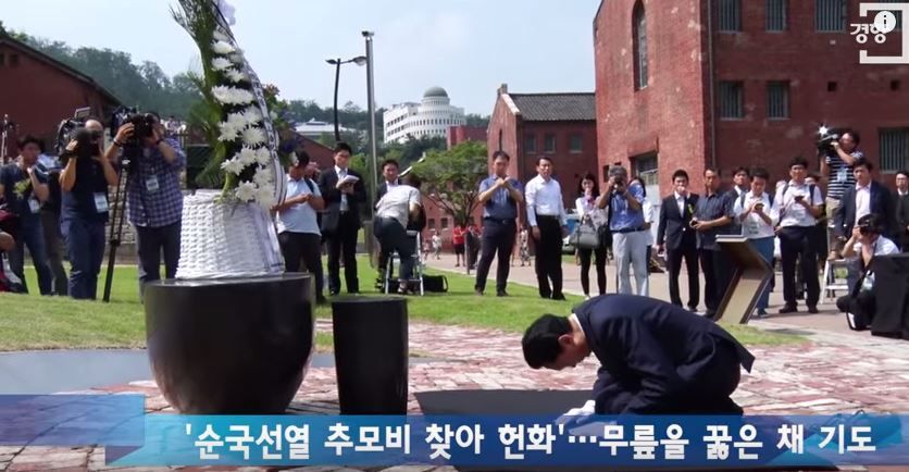 日本前首相鳩山由紀夫於抗日紀念碑前下跪道歉。（截自Youtube）