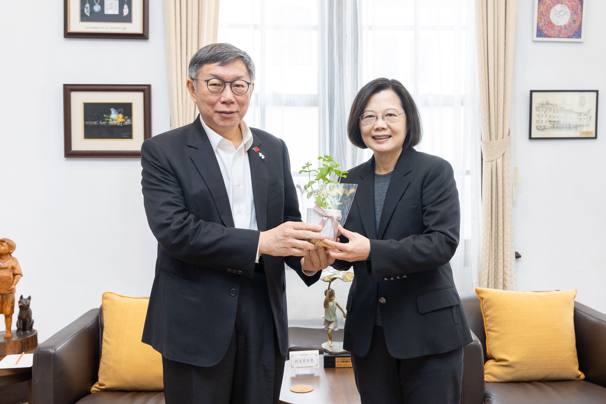 20240314-總統蔡英文（右）14日中午會見民眾黨主席柯文哲（左）。（總統府提供）