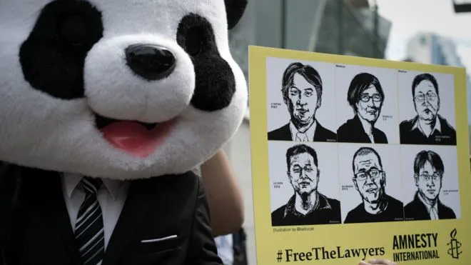 國際特赦組織8月6日在泰國曼谷的中國使館前，要求中國政府釋放已抓捕的維權律師及維權人士。（BBC中文網）