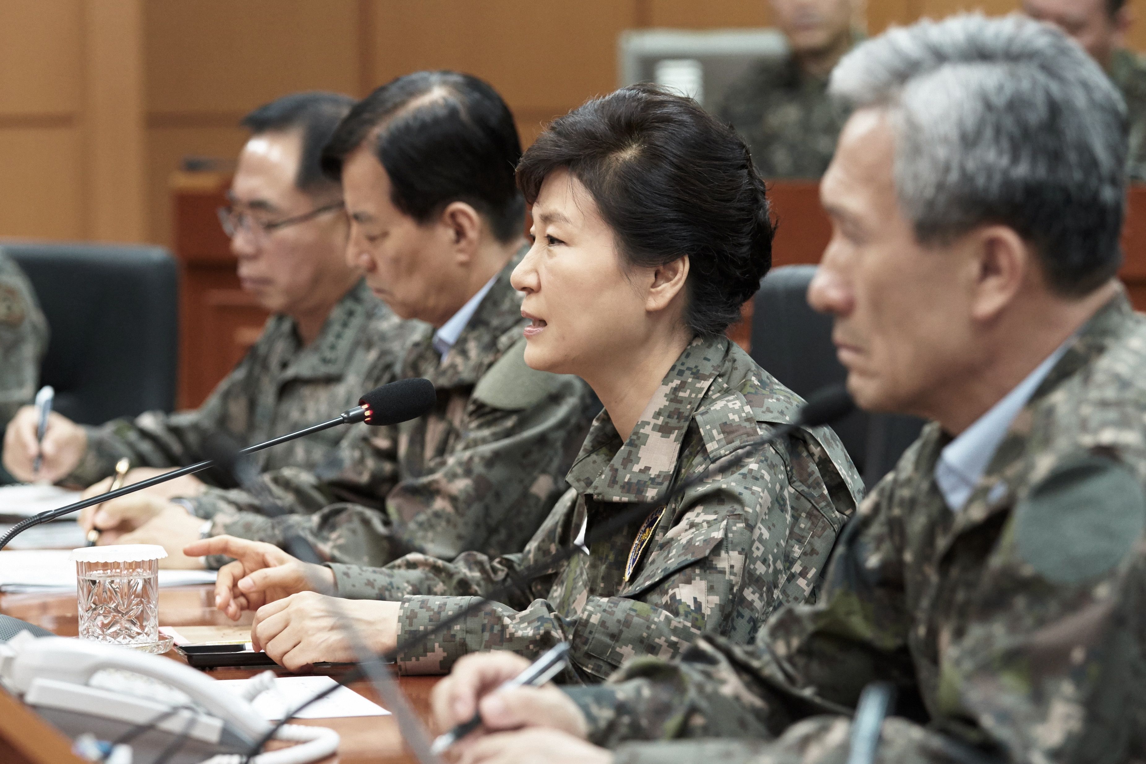 南韓總統朴槿惠21日前往位於京畿道龍仁市的第三野戰軍司令部視察查對北韓警備狀態（美聯社）