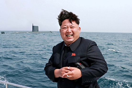 金正恩與身後的潛艦合影。