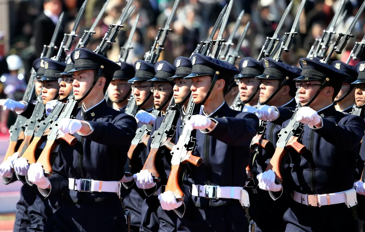 日本防衛大学卒業生の校閲を受ける資料写真。