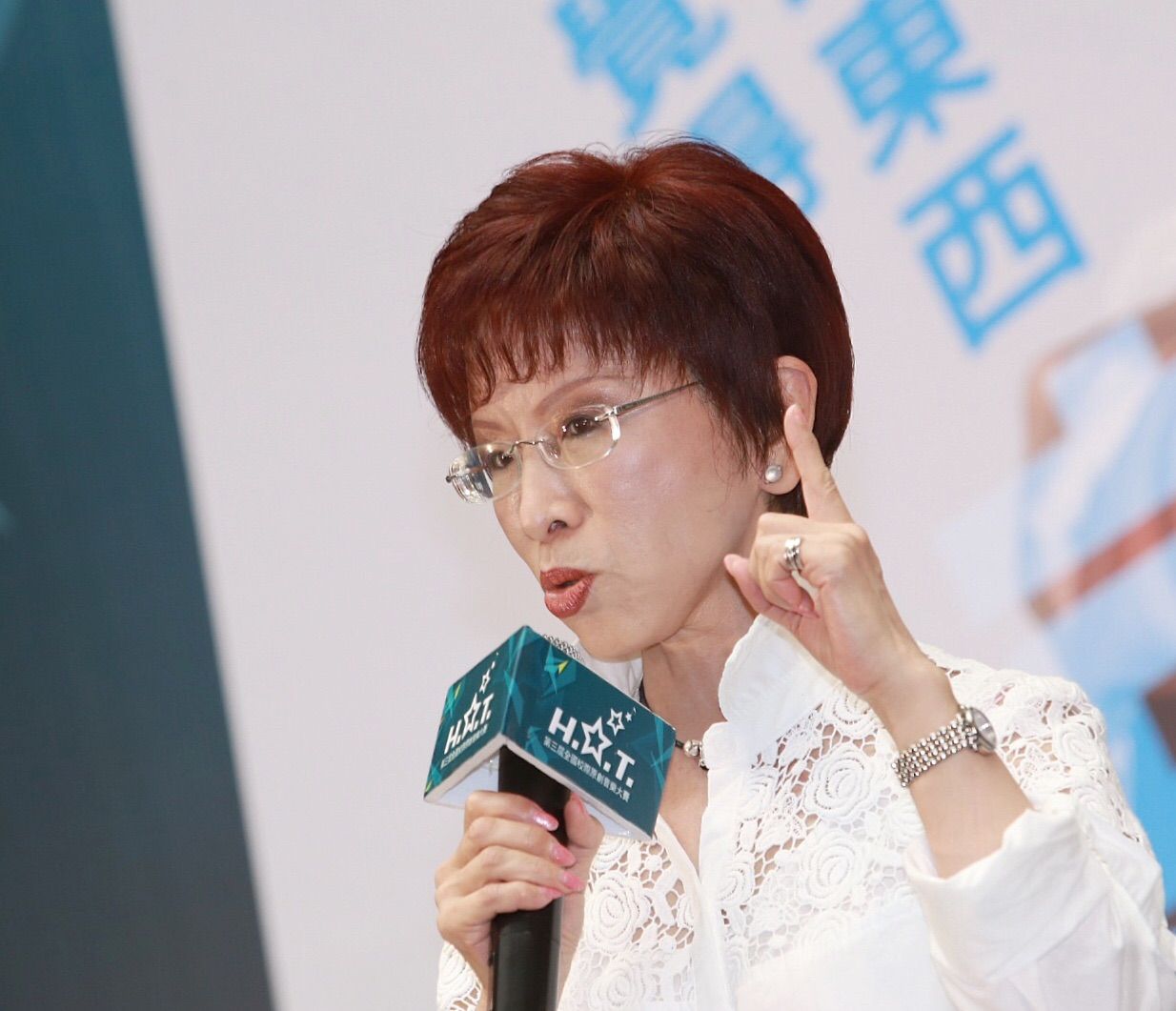 立法院副院長洪秀柱對「縮工時、反過勞、要加薪、禁派遣」等勞工四項權益提出建議，希望週休二日在本會期通過。（資料照，林韶安攝）