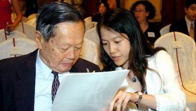 物理学者の楊振寧氏が19日、台湾大学で名誉博士を授与された。インタビューで妻の翁帆について触れ、「私たちは成功したロマンティックストーリーを語る」と笑いながら述べた。（中評社）