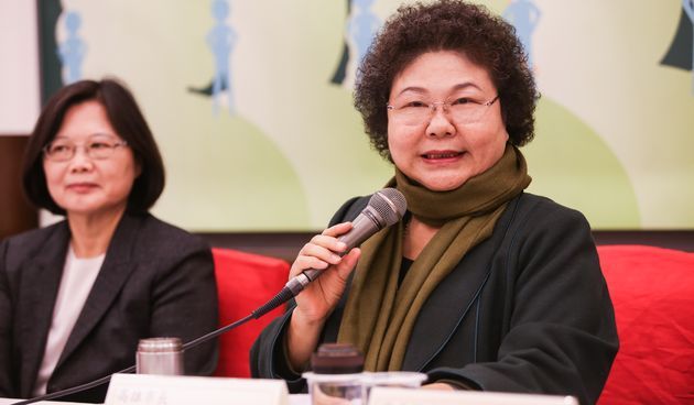 民進黨主席蔡英文（左）呼應高雄市長陳菊（右）與台南市長賴清德主張，修法將地方議會正副議長選舉改為記名投票。（資料照／林韶安攝）