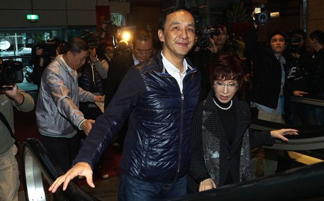 新北市長朱立倫在國民黨副主席兼秘書長、立法院副院長洪秀柱陪同下，登記競選國民黨主席。（蘇仲泓攝）