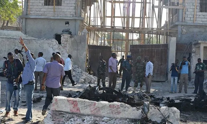 索馬利亞總統府8日遭到汽車炸彈攻擊，現場一片狼藉。（美聯社）