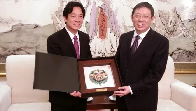 台南市長賴清德拜訪上海，與上海市長楊雄交換禮物。（取自台南市政府網站）