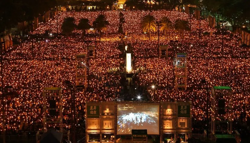 香港維多利亞公園4日晚間舉行悼念六四25周年的燭光晚會，18萬民眾到場致意。（美聯社）