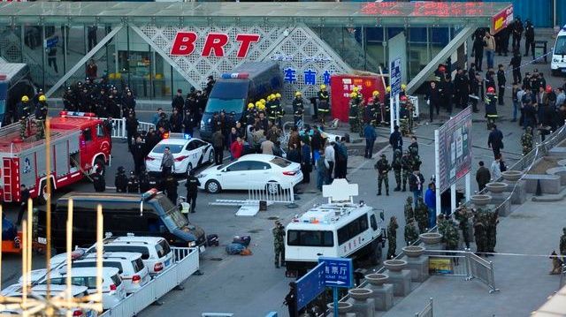 新疆烏魯木齊車站30日發生爆炸，中國警消到場處理。（美聯社）