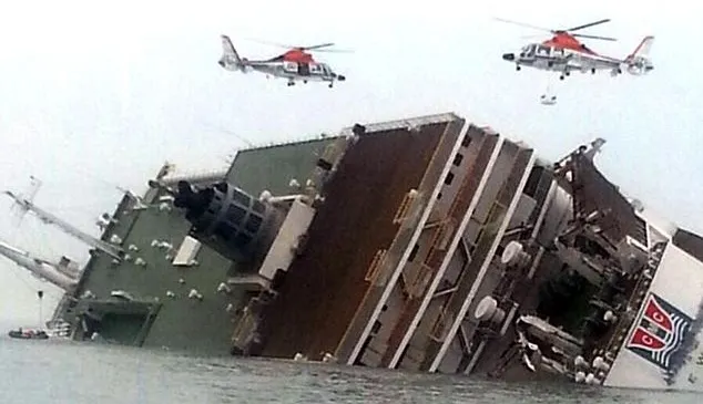 南韓客輪「世越號」16日發生沉船意外。（美聯社）