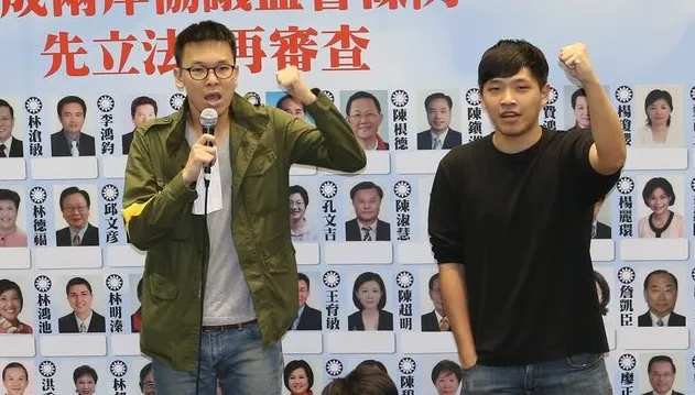 針對總統馬英九釋出溝通善意，「318攻佔議場」學生領袖林飛帆（左）與陳為廷也於下午舉行記者會回應。（吳逸驊攝）