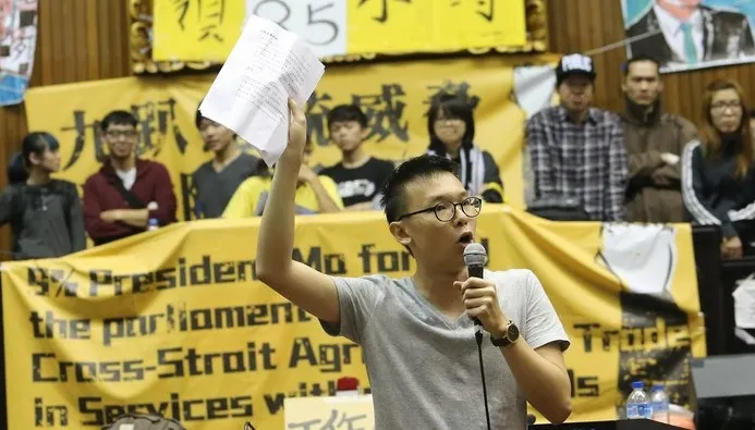 林飛帆不滿馬英九、王金平未正面回應學生要求當面對談的訴求，抨擊兩人一個用密室協商，一個撒謊。（吳逸驊攝）