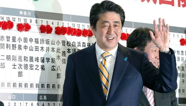 日本首相安倍晉三在眾議院選舉中大勝，春風滿面。（美聯社）