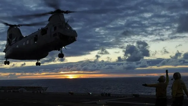 圖為2012年8月24日，美日奪島軍演部隊中途在東海演練直升機起降。（騰訊大家網）