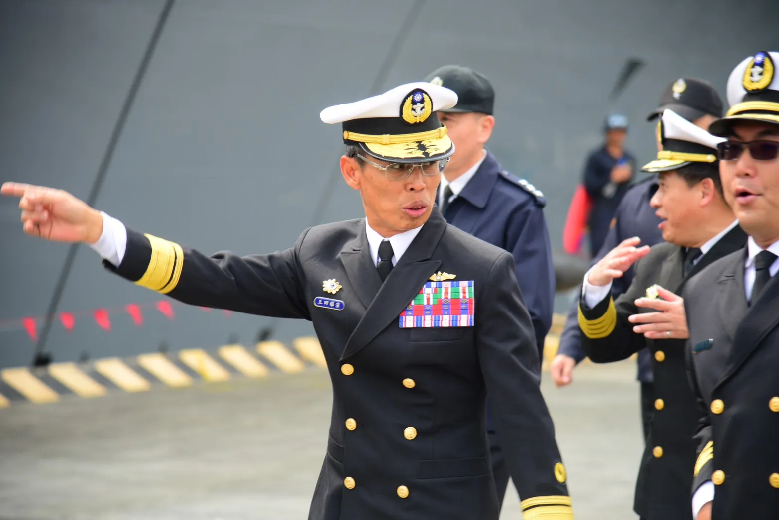 2024年3月16日、基隆港に寄港して一般公開された海軍敦睦遠洋訓練支隊。写真は支隊長の王田耀宗少将。（写真：張曜麟）