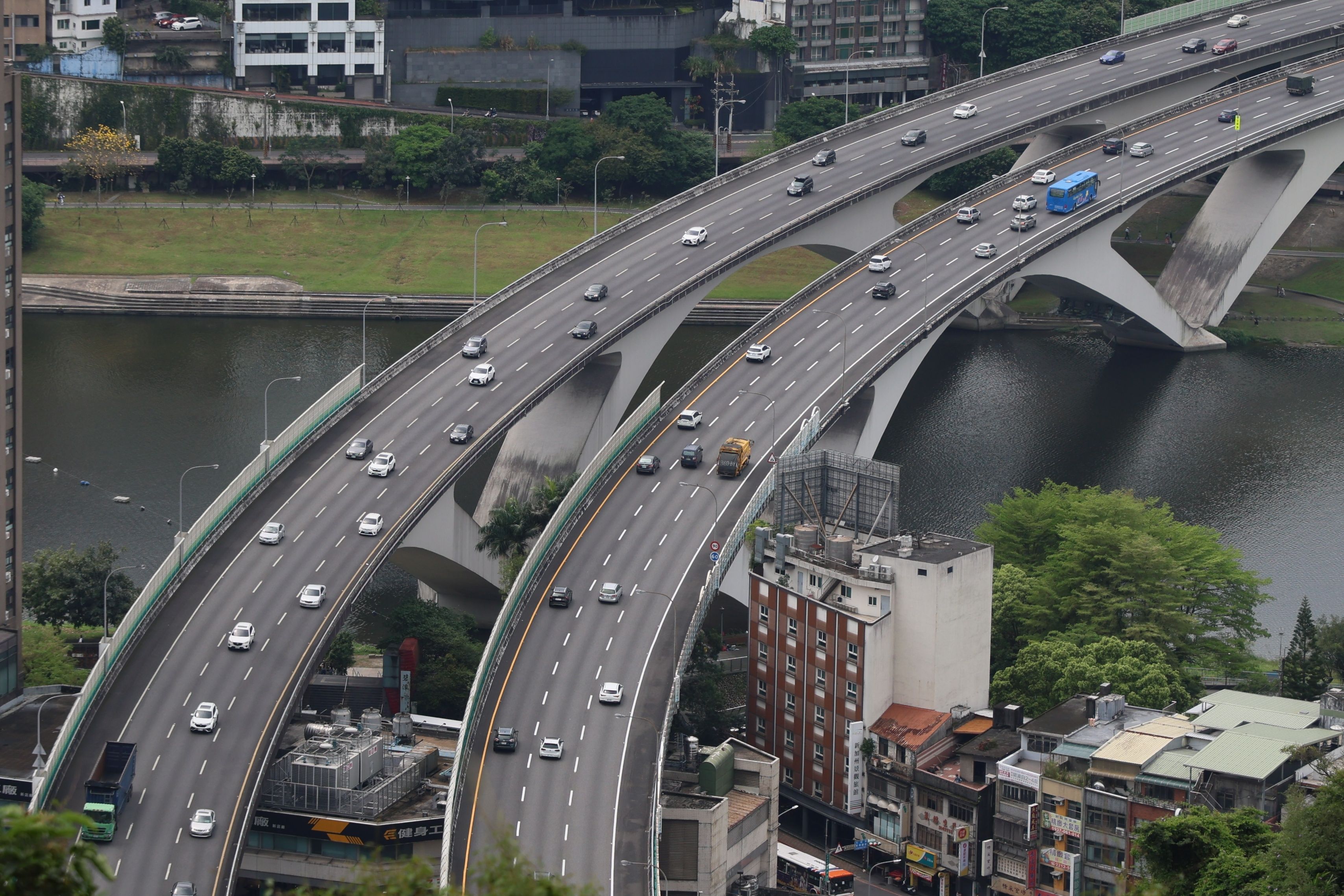 高速公路車流。（柯承惠攝）