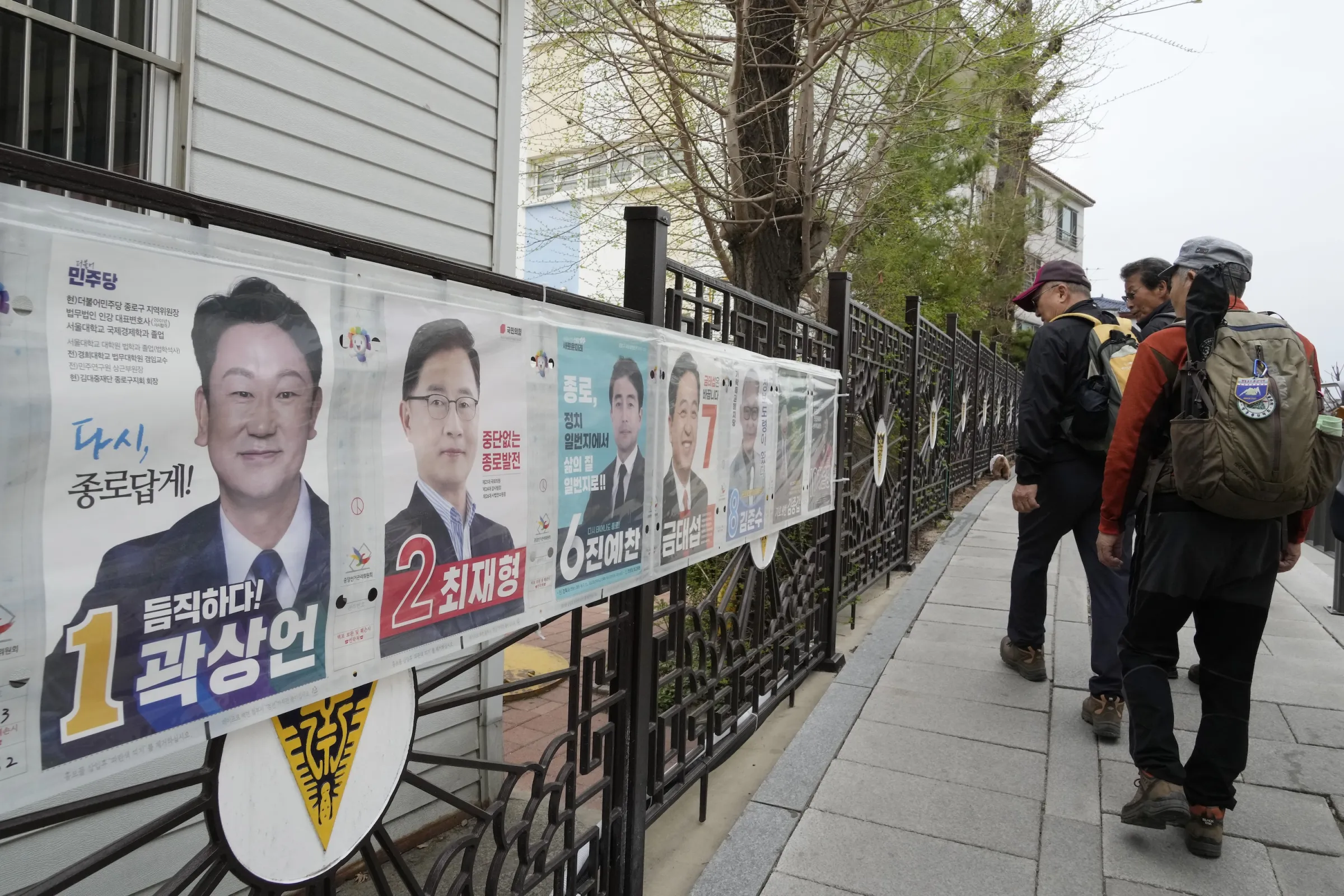 2024年4月3日，南韓首爾街頭的國會選舉海報。（美聯社）
