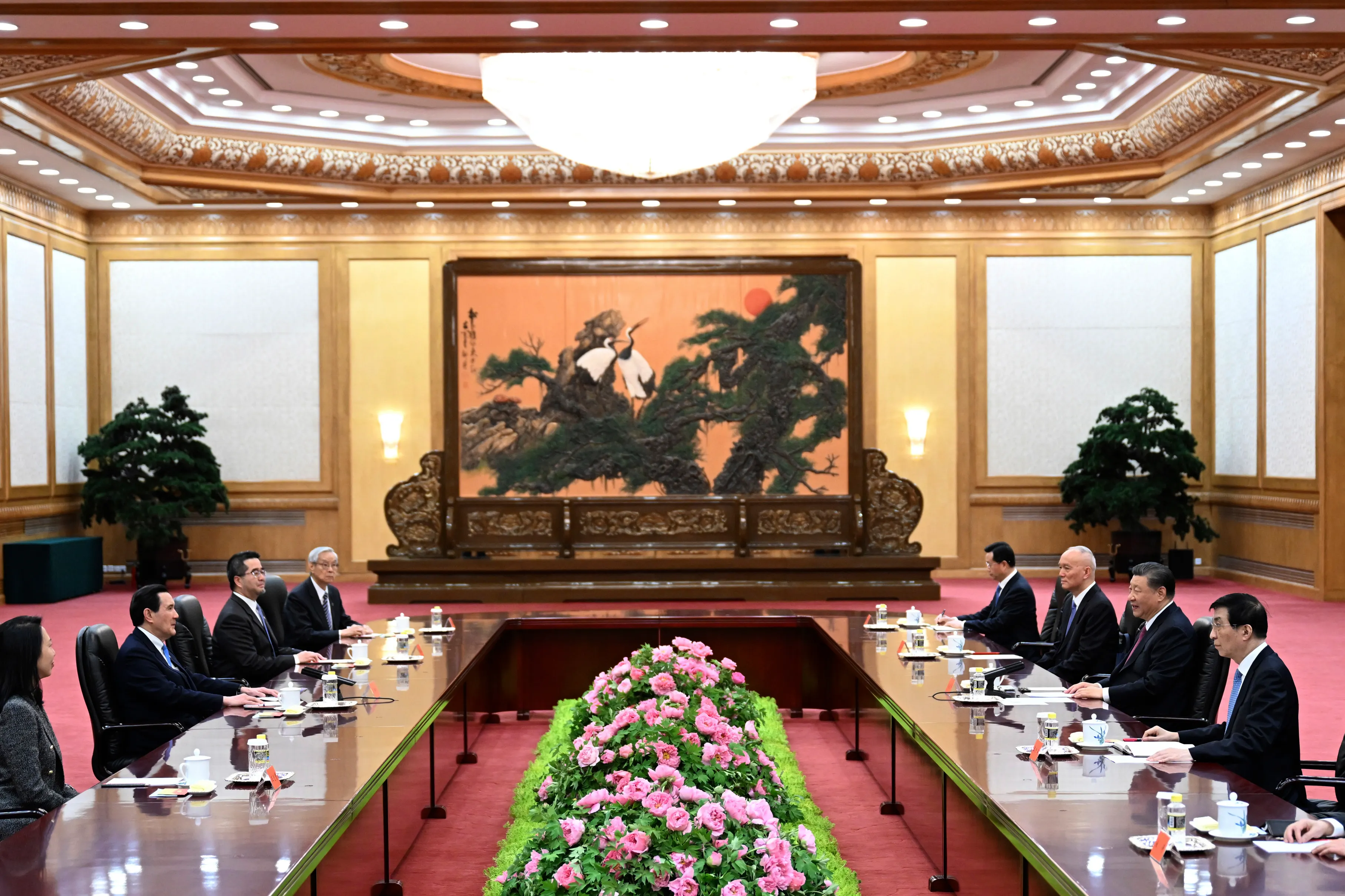 2024年4月10日、馬英九と習近平が北京で行った「馬習二会」。（AP）