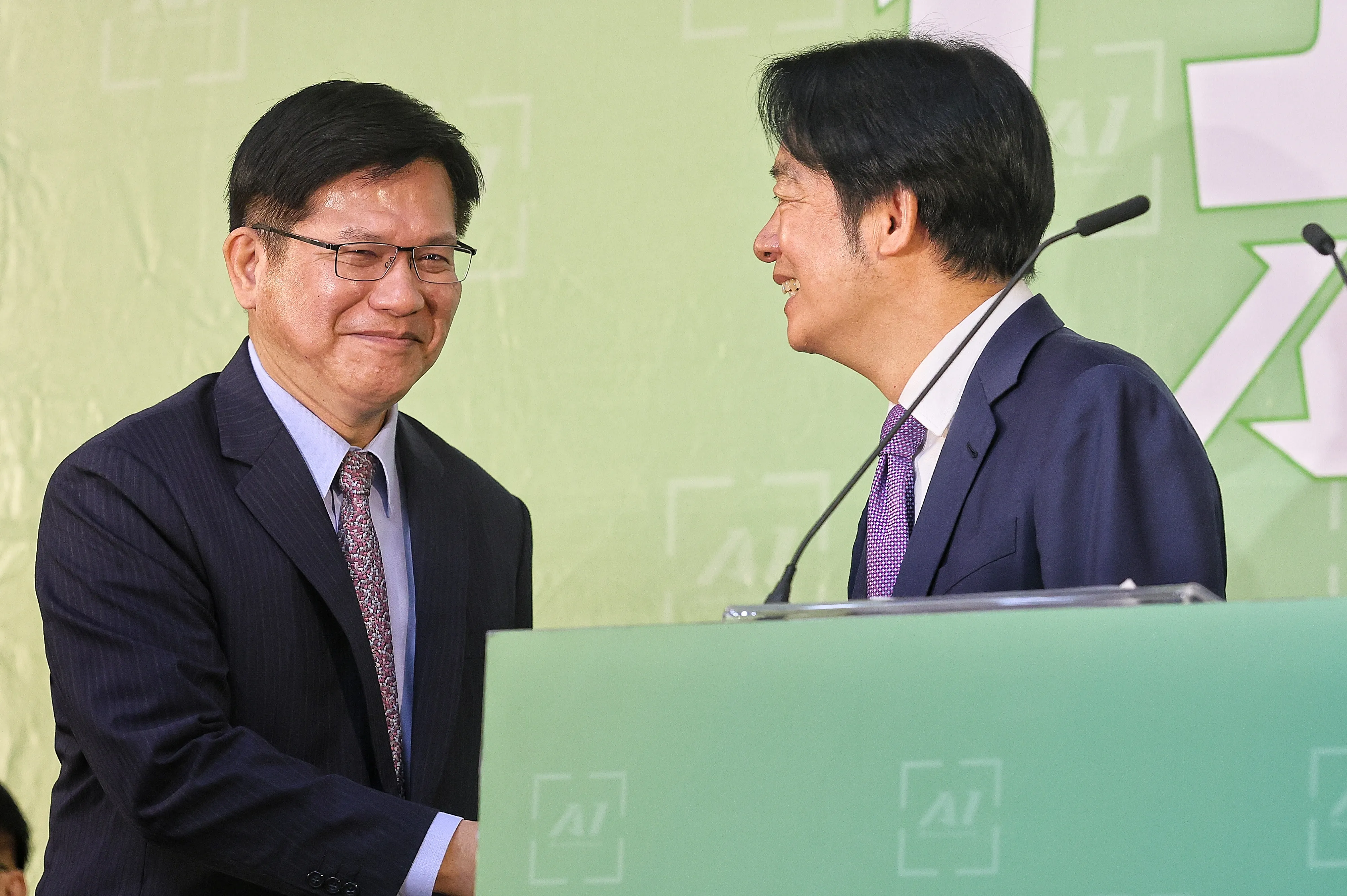 総統当選者賴清德（右）、次期外交部長林佳龍（左）が25日に第6次新閣僚名簿発表記者会見に出席。（コー・チェンフェイ撮影）