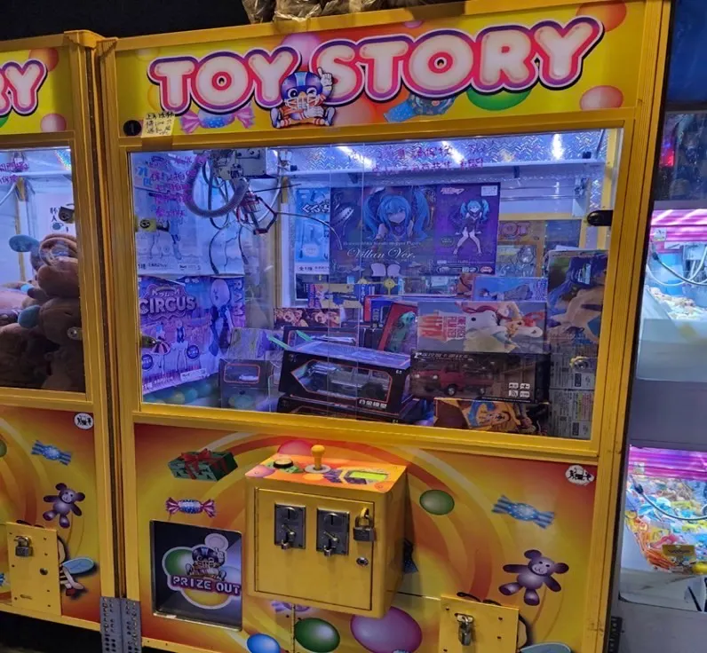 中市法制局查獲夾娃娃機內暗藏春色-（圖片為示意圖，非訴願案當事人或違規業者設置之機台）。（圖/台中市政府）