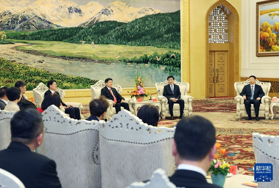 國民黨立院黨團總召傅崐萁率16立委在北京人民大會堂會見中國政協主席王滬寧、國台辦主任宋濤。（新華網）