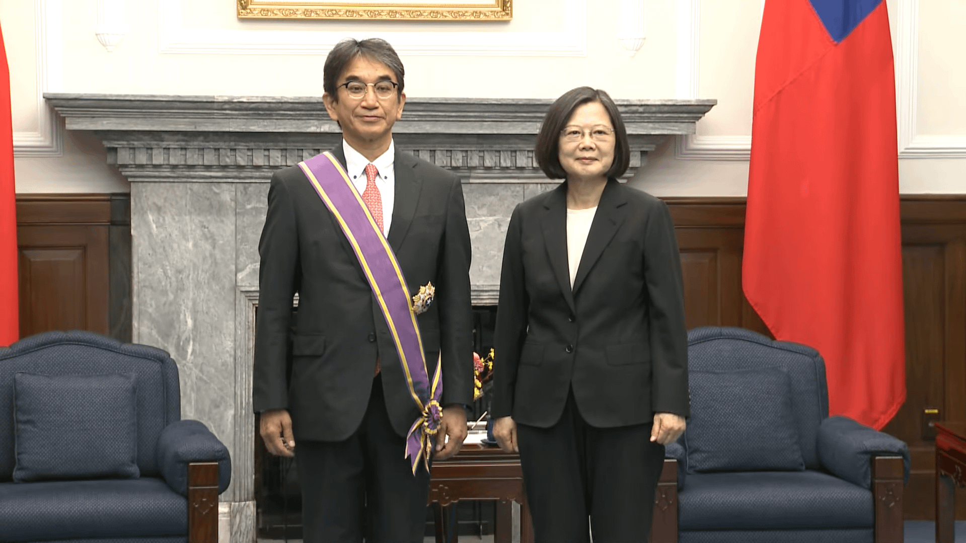 蔡英文前総統（右）が日本前外務省大臣官房長垂秀夫氏（左）に「大綬景星勲章」を授与。（総統府提供）