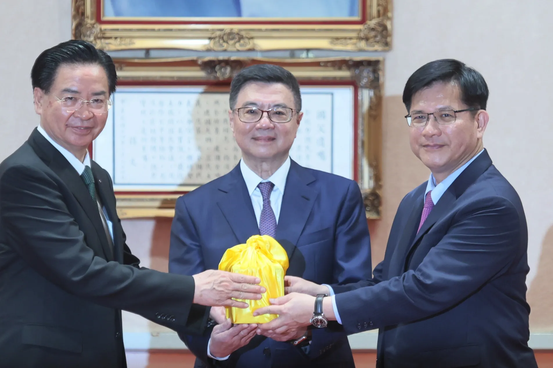 行政院長卓栄泰（中）20日、新任外交部長林佳龍（右）、卸任外交部長呉釗燮（左）の引き継ぎ式を主催（柯承惠撮影）