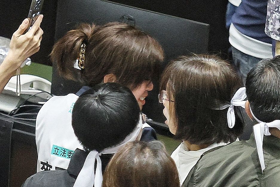 20240524-立法院會24日繼續處理國會改革法， 民眾黨立委麥玉珍（左）與民進黨立委林淑芬（右）一度在議場衝突。（柯承惠攝）