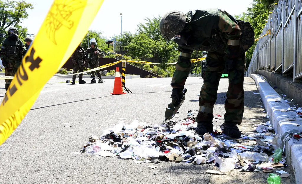 北韓向南韓發射了大量運載垃圾的氣球。ˊ6月2日，在南韓首爾發現的疑似垃圾氣球已經爆開。（AP）