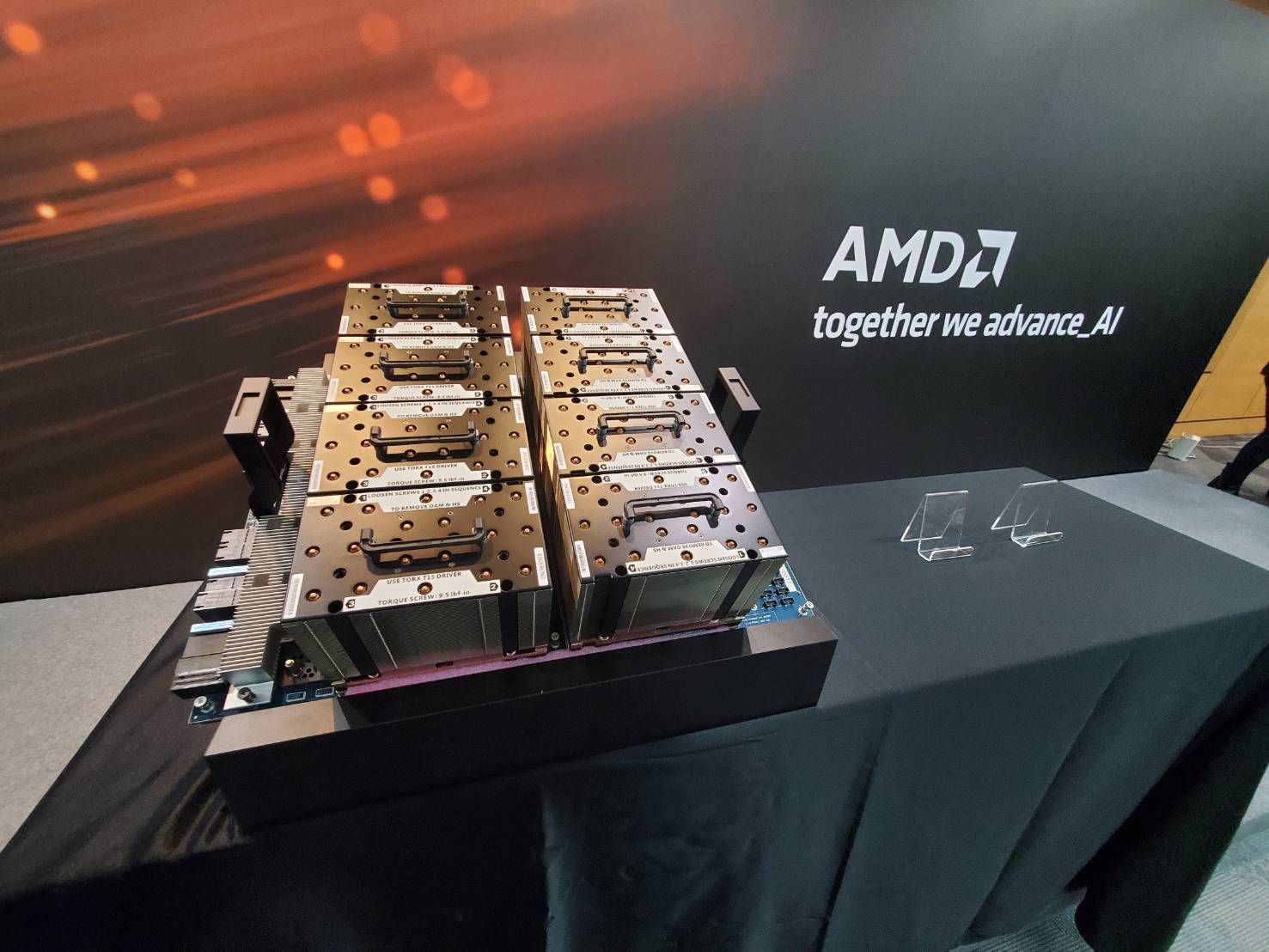 20240603-AMD在台北國際電腦展（COMPUTEX）展示最新伺服器產品。（台北市電腦公會提供）