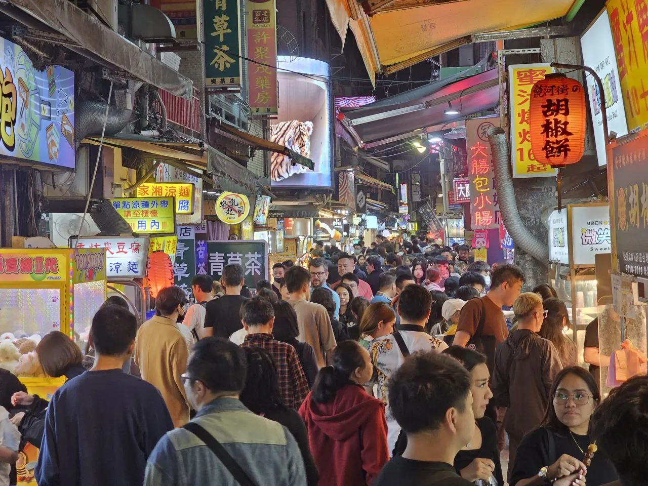 士林夜市擠滿人潮、逛街、胡椒餅、大腸包小腸（資料照／洪煜勛攝）