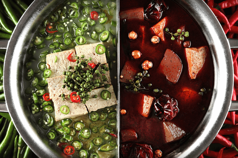 從7月1日到8月31日，消費者只需穿戴指定服裝或配件，就能在和牛涮、青花驕、聚、嚮辣、尬鍋等品牌餐廳享受特別折扣。（圖／取自青花驕臉書）