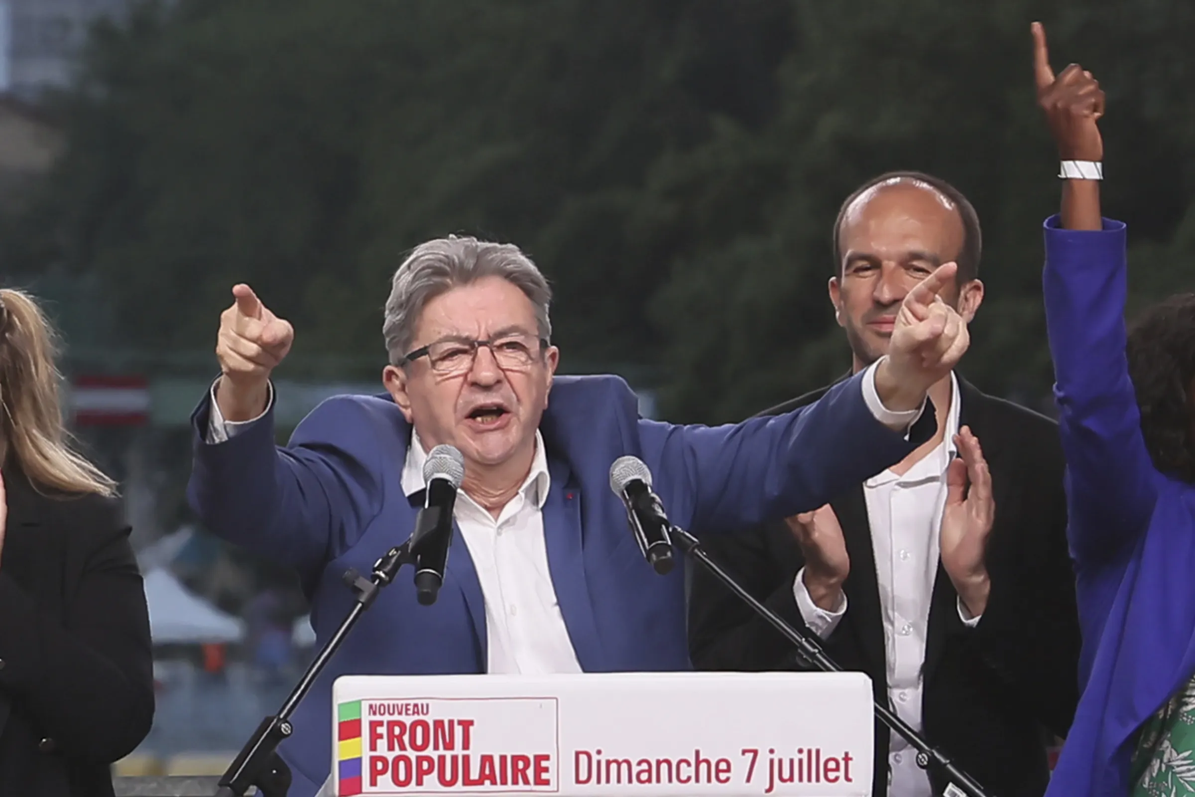 2024年7月7日，極左翼政黨「不屈法國」創始人梅蘭雄（Jean-Luc Melenchon）在第二輪國會選舉後發表演說。（美聯社）