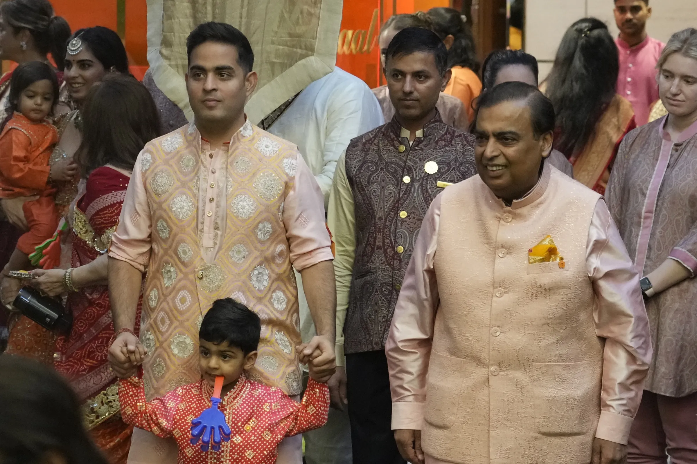 2024年7月3日，信實工業有限公司董事長穆克什・安巴尼（Mukesh Ambani，右）在愛子阿南特·安巴尼（Anant Ambani）的婚禮上迎接賓客。（美聯社）